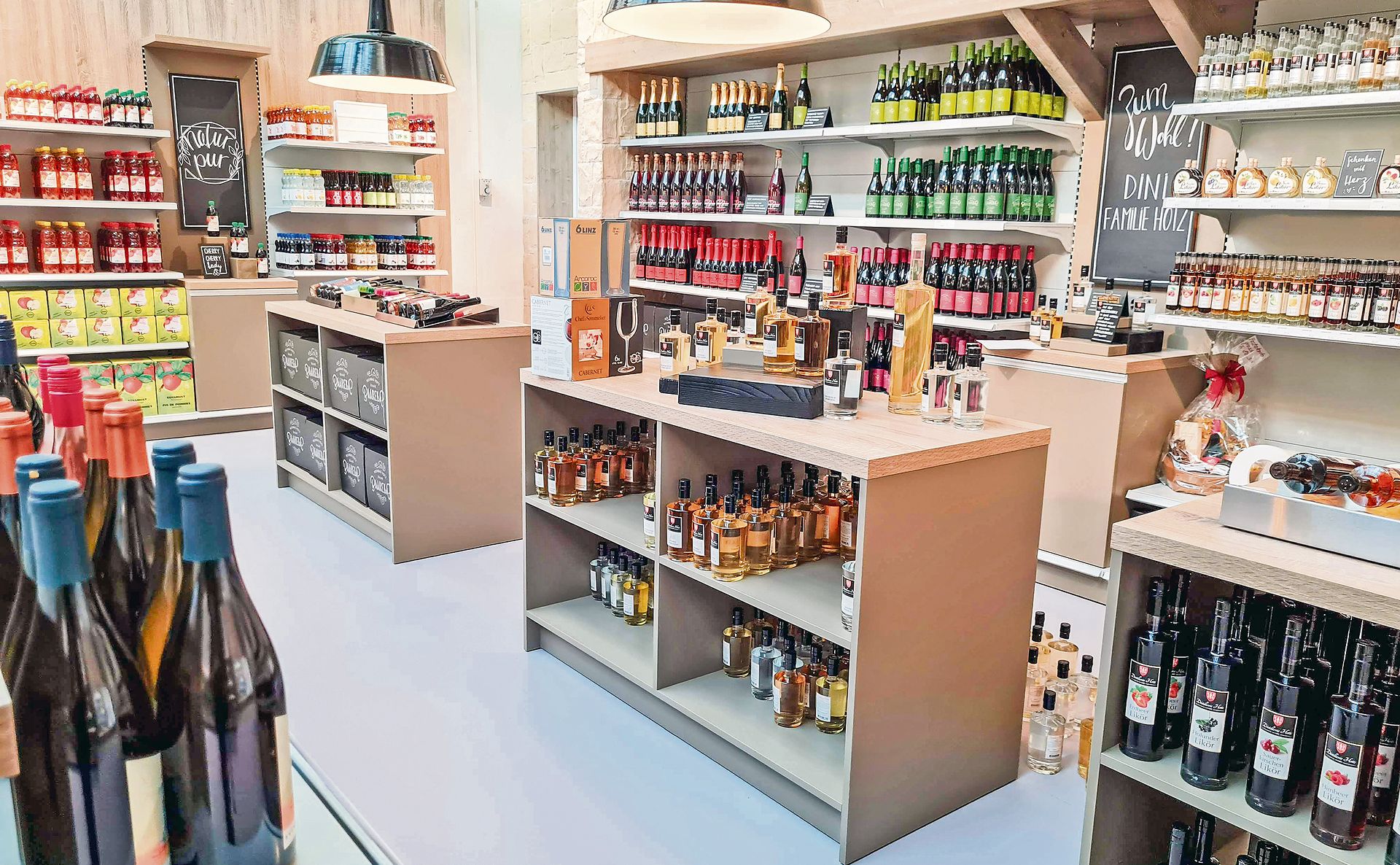 Im Gegensatz zur geschlossenen Gastronomie floriert der Absatz regionaler Weine online, in Hofläden und im Detailhandel. Das Bild zeigt den Hofmärcht in der Landi Baar.(Bild Franziska Jurt)