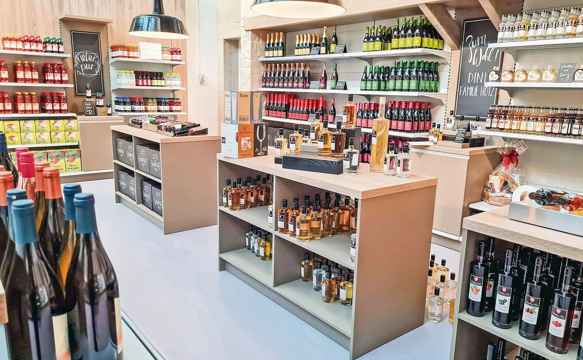 4b99e8fd783eb424f1026dcc81d2ab2aaaf1f205 Im Gegensatz zur geschlossenen Gastronomie floriert der Absatz regionaler Weine online, in Hofläden und im Detailhandel. Das Bild zeigt den Hofmärcht in der Landi Baar.(Bild Franziska Jurt)
