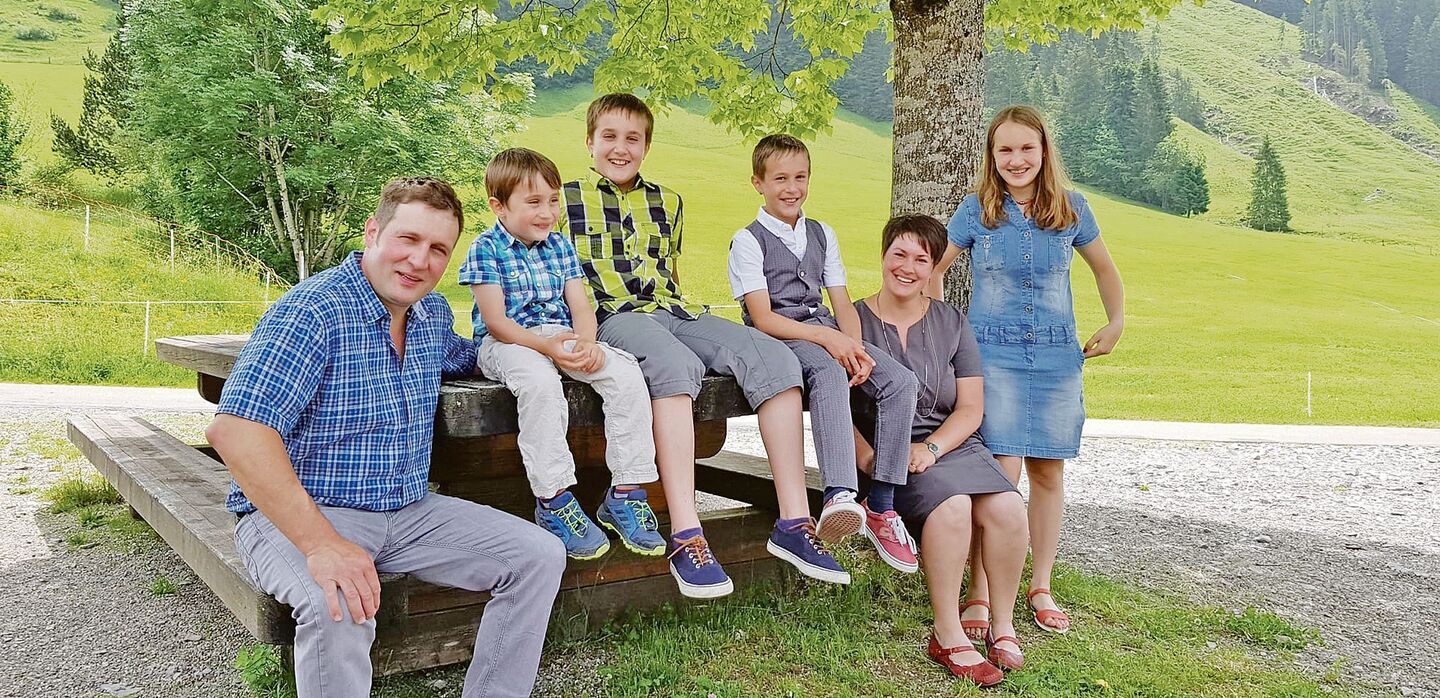 Marcel Schenk mit den Söhnen Jonathan, Elias, Noel, seiner Frau Kathrin und Tochter Rosaline. Der gelernte Metzger ist für die Direktvermarktung viel unterwegs (v. l. n. r.).