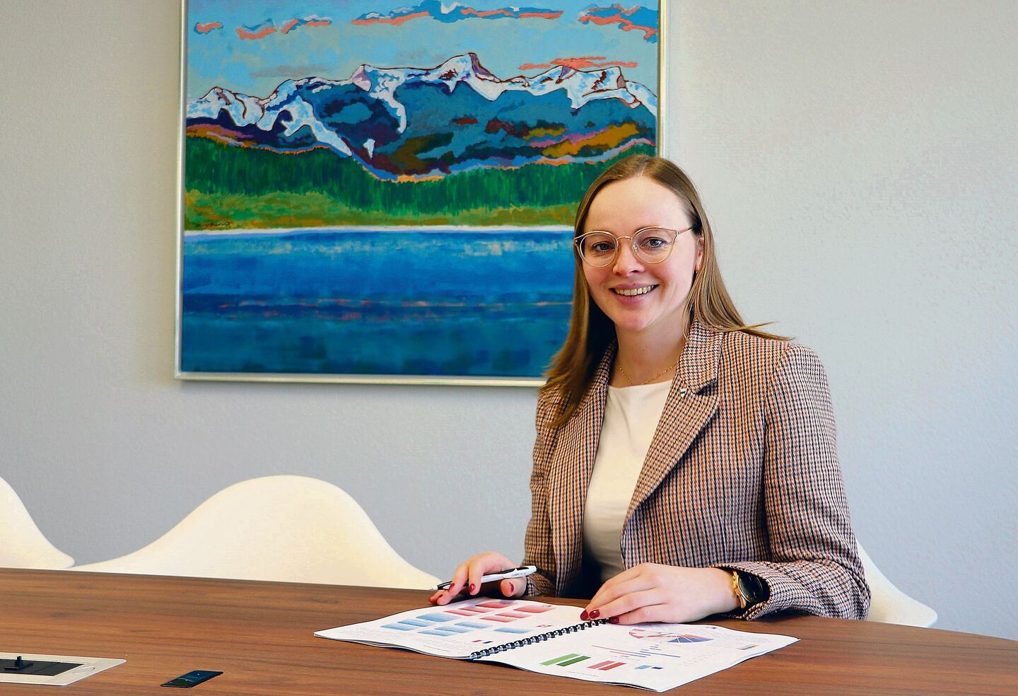 Ein hohes Arbeitspensum und viel Aktenstudium gehören zu den Pflichten von Regierungsrätin Laura Dittli, die auch schon als Verkäuferin und in der Gärtnerei gejobbt hat.