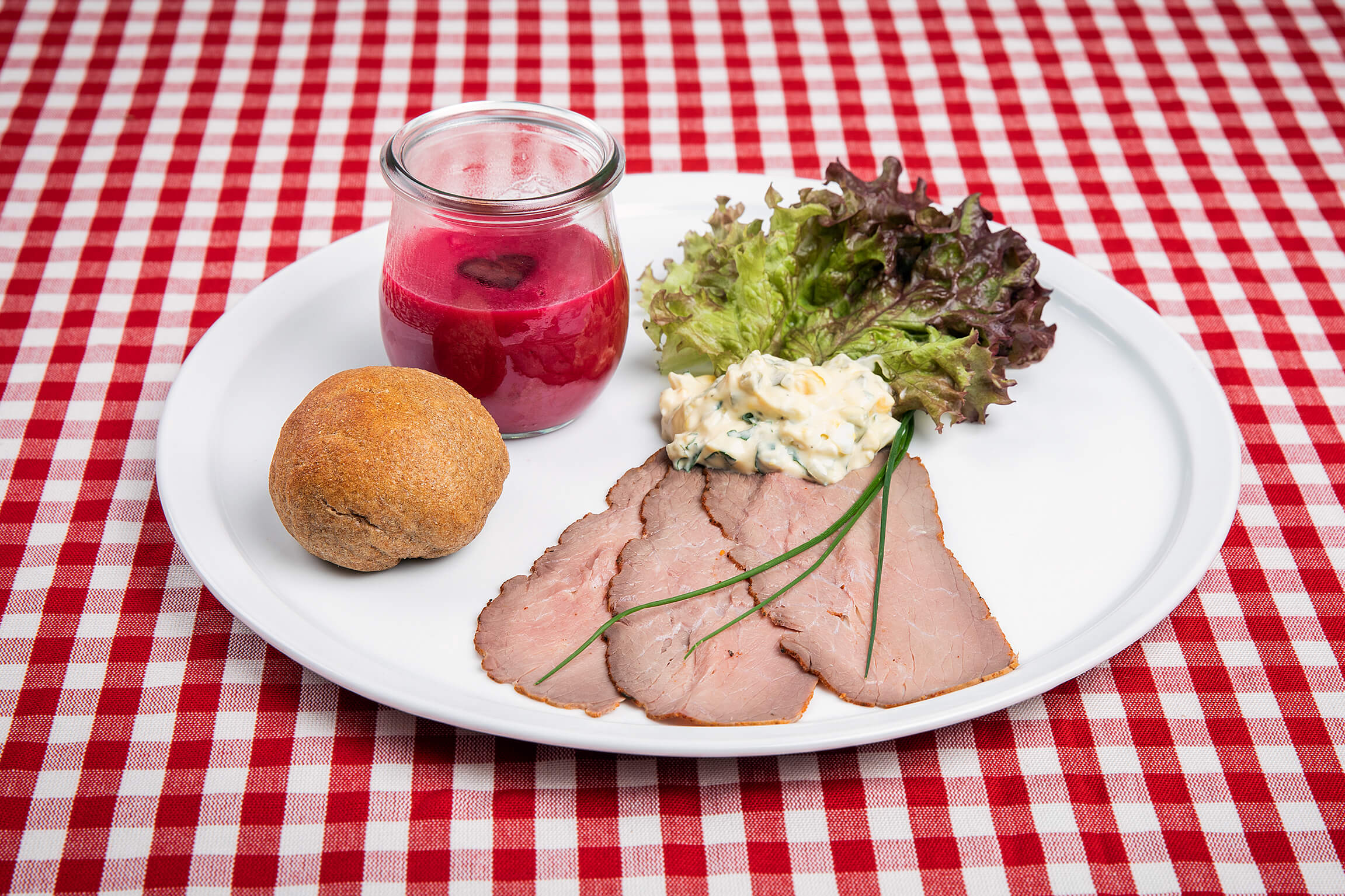 Randensuppe mit Roastbeef und einem 5-Kornbrötli. (Bild SRF/ Ueli Christoffel)