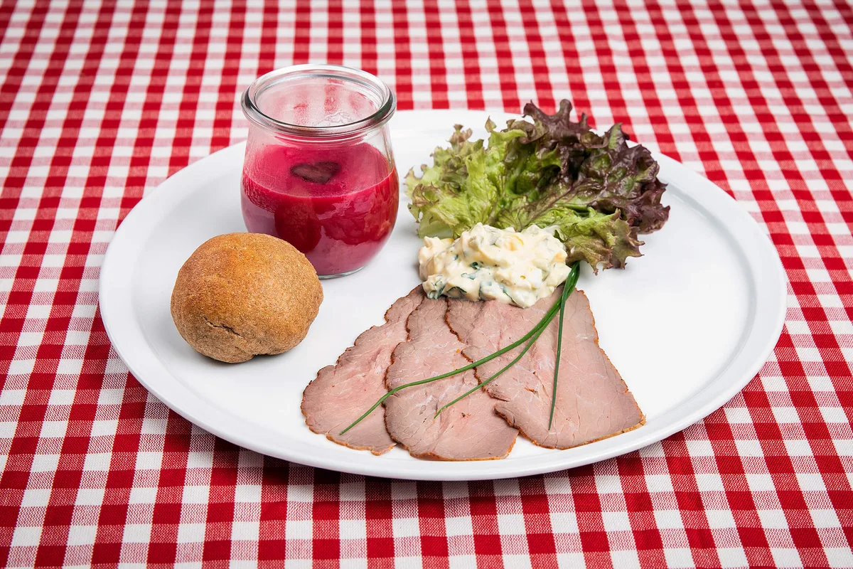 eaadd29cb70f8631968a1294380de5509d6356fb Randensuppe mit Roastbeef und einem 5-Kornbrötli. (Bild SRF/ Ueli Christoffel)