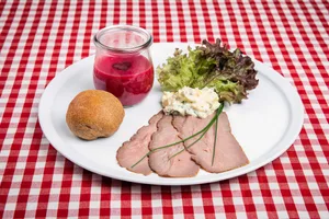 Randensuppe mit Roastbeef und einem 5-Kornbrötli. (Bild SRF/ Ueli Christoffel)