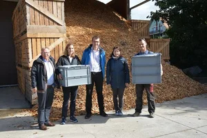 Bei der Übergabe der Insekten: v.l.r.: Fritz Burkhalter, VSP, Fabiola Neitzel, Studentin, Dr. Martin Rühl, Fraunhofer IME, Christa und Stephan Kunz, Landwirtschaftsbetrieb. (Bild zVg)