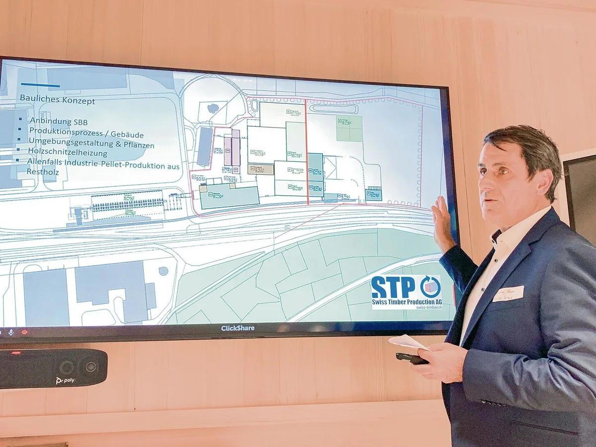 Christian Käser von der Kuratle Group erläutert das Baukonzept für das grosse Holzverarbeitungswerk auf dem bahnerschlossenen, über 6 Hektaren grossen Areal in Full AG.