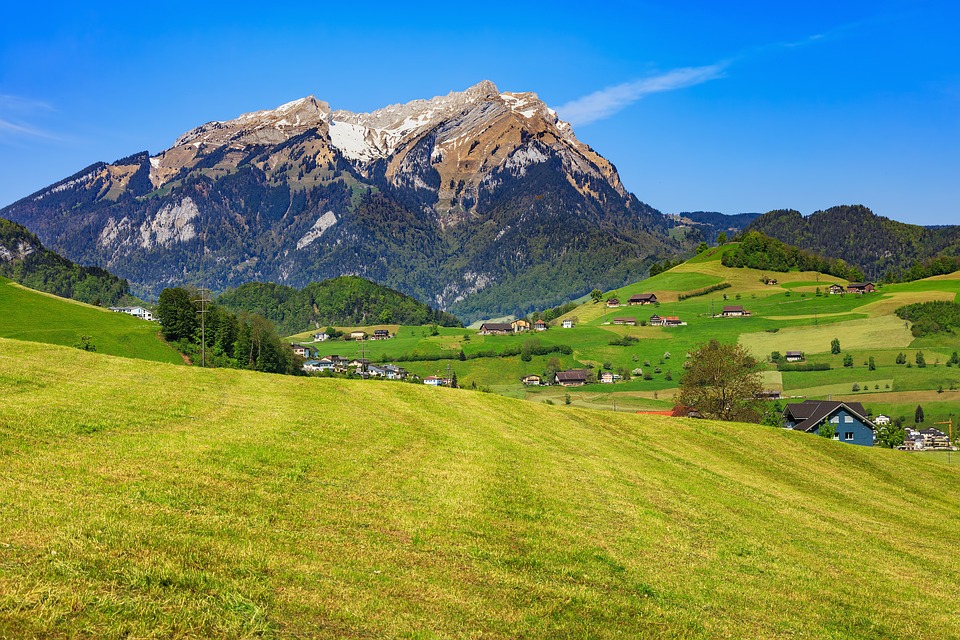 Landschaft in Nidwalden mit dem Stanserhorn im Hintergrund: Gemäss Bundesrat ist das vom Kanton festgelegte Siedlungsgebiet zu gross angesichts der vorhandenen Baulandreserven. (Bild Pixabay)