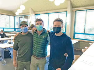 Lukas (in der Mitte) mit seinen Berufsschulkollegen Sändu (Sandro Grimm, links) und Ädu (Adrian Küenzi) im Prüfungszimmer. (Bild Lukas Streit)
