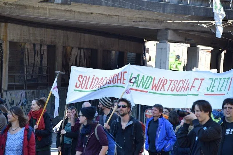 84e53207353e63c2aefbca0f5d5258d4956f4b36 Auch an der Demo «Essen ist poltisch» von Landwirtschaft mit Zukunft Ende Februar war die solidarische Landwirtschaft ein grosses Thema. (Bild jsc)