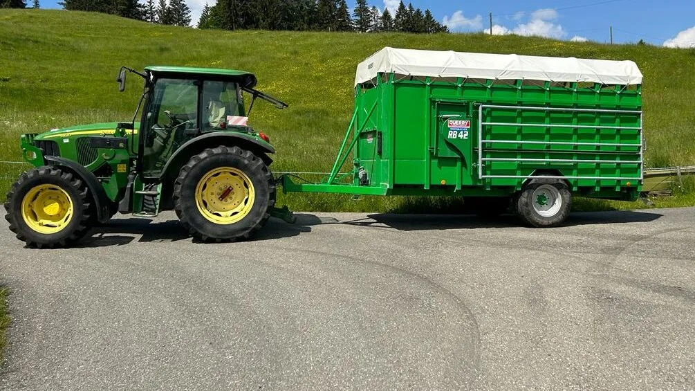 Rindertransport auf den Berg Ab dem 1. Juli können Tiere auch nachts transportiert werden. Das soll den Tieren an heissen Tagen, wie aktuell, entgegenkommen.