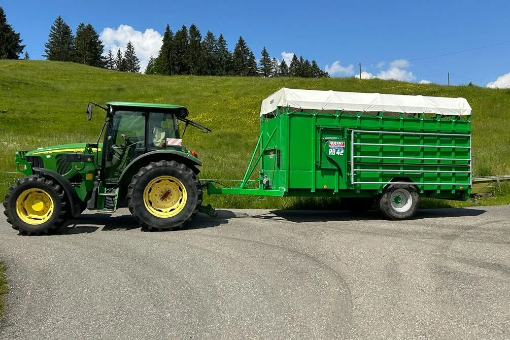 Rindertransport auf den Berg Ab dem 1. Juli können Tiere auch nachts transportiert werden. Das soll den Tieren an heissen Tagen, wie aktuell, entgegenkommen.