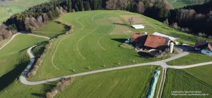 Auf dem Drohnenbild des Katzhofs sind die Höhenlinien gut sichtbar.