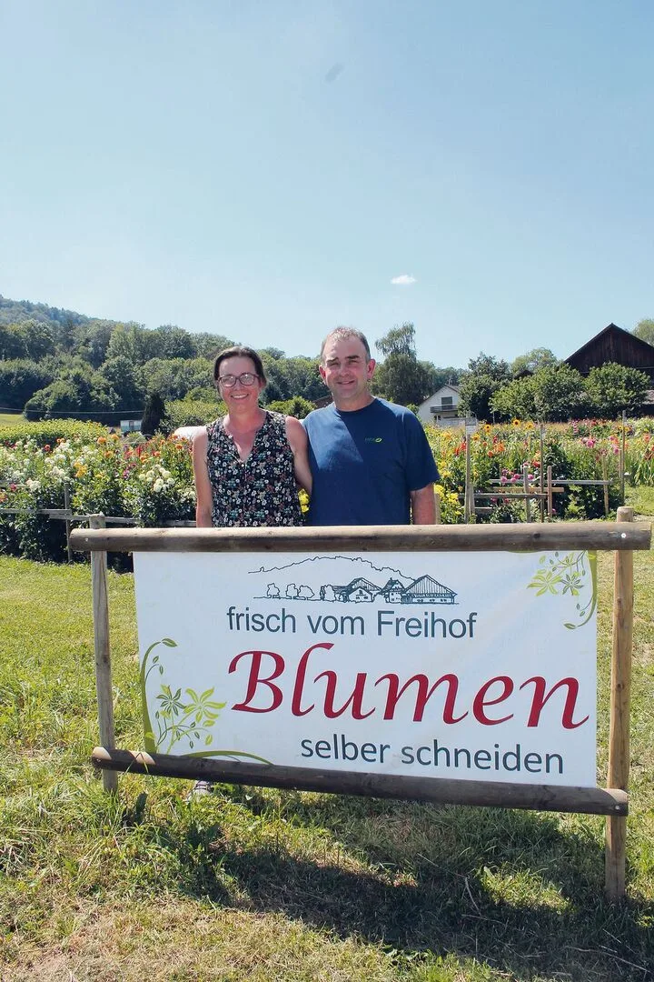 5497e9340e36a109ab1cca7b12504953df2947bdd90d936d55adcd77d40c698f Mit einer gut sichtbaren Hoftafel locken Sibylle und Ueli Küng die Kundschaft ins Blumenfeld.
