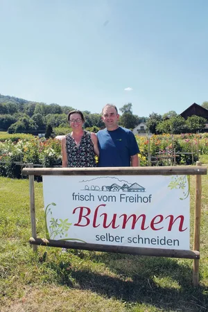 Mit einer gut sichtbaren Hoftafel locken Sibylle und Ueli Küng die Kundschaft ins Blumenfeld.