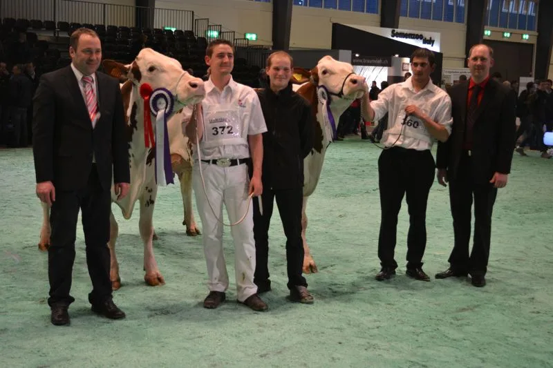 4c6175c7d1650d4b2528e40a9735495ce7d9e363 Grand Champion (links): Mic Mac Bolivie, Loïc Ligier und Ed. Cressier, Frankreich / Reserve Grand Champion: Masolino Aurore, Brüder Rey, Les Verrières