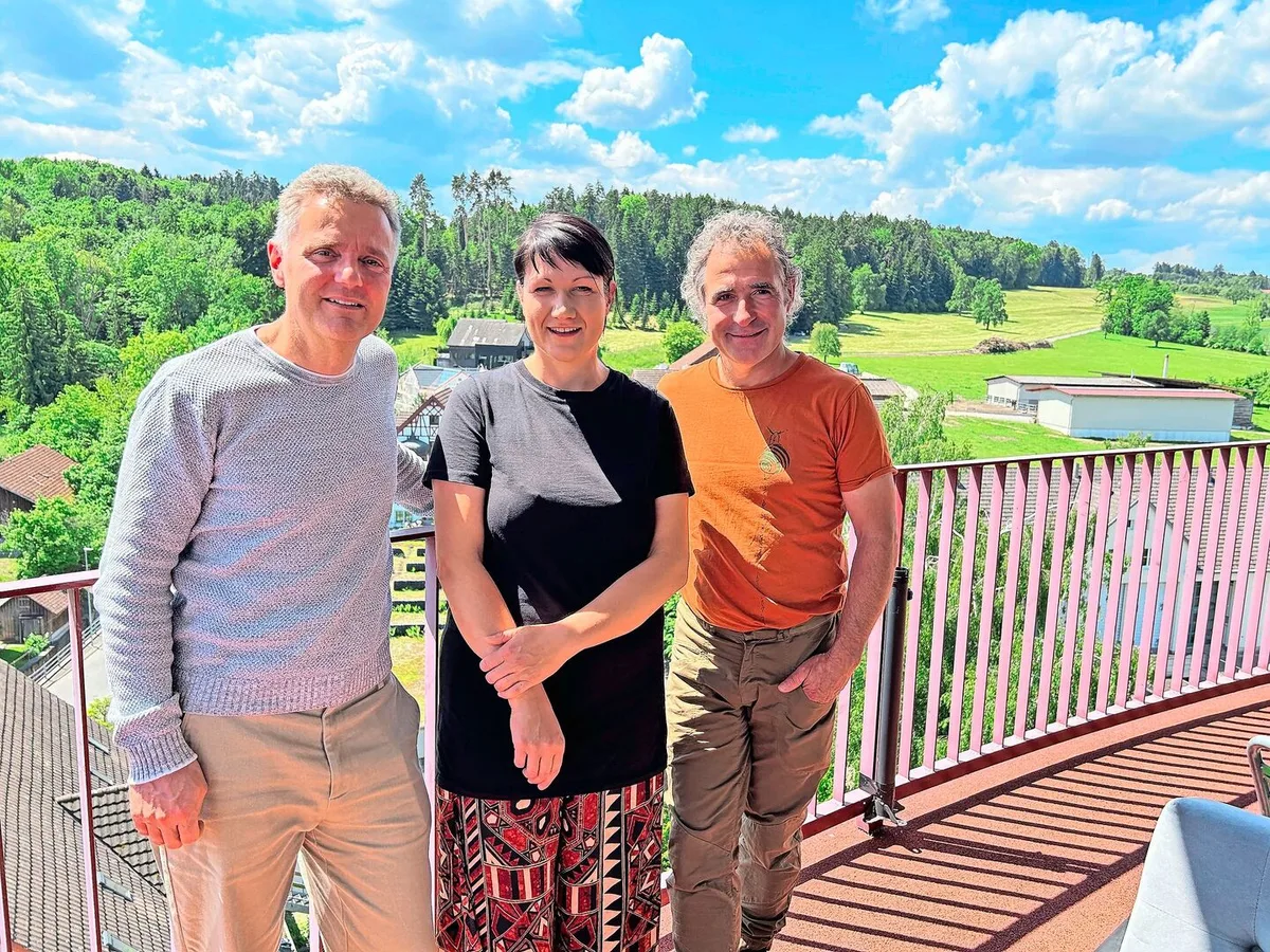 23da0c54082c7d504ba42fe9f2cc67ccbe45213b77da51bf7431d13229375506 Pierre Coulin mit Co-Präsidentin Christine Badertscher und Hans Oppikofer, der die Generalversammlung organisierte.