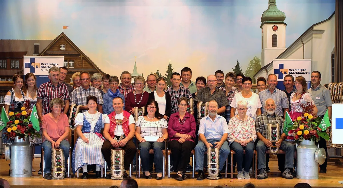 7754aca199a3d27f390bcebfa229f94f559e9185 Bäuerinnen und Bauern, welche 20 Jahre Milch ohne Qualitätsverluste produzierten erhalten eine Auszeichnung. (Bild zVg)