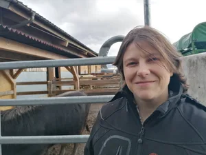 Auf dem Nebenerwerbsbetrieb mit Tierhaltung und Ackerbau im st.-gallischen Lienz hat Doris Zwischenbrugger je länger, je mehr die Betriebsführung übernommen. Die Bürokratie zu verstehen, war für sie am Anfang schwierig.