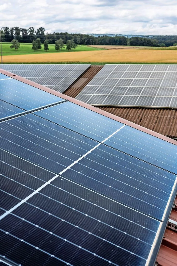 Die Dächer von landwirtschaftlichen Bauten eignen sich meistens sehr gut, um eine PV-Anlage zu montieren.