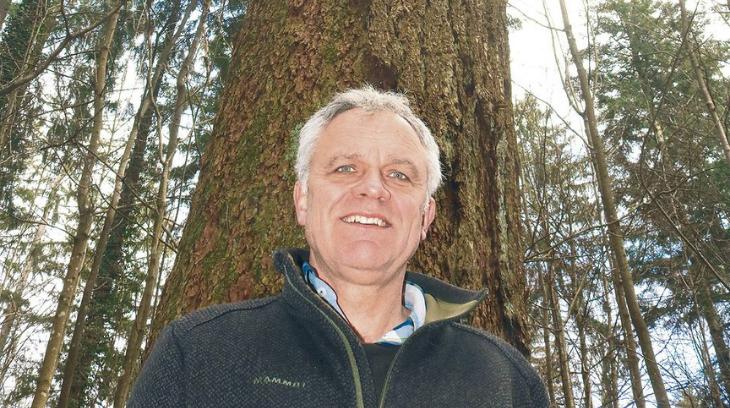Thomas Studer vor einer der massiven Douglasien in den Wäldern oberhalb Selzach. (Bild David Coulin)
