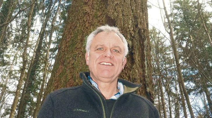 c5d3e2be8f94e838eeee0410b8bad805ff07b1ba Thomas Studer vor einer der massiven Douglasien in den Wäldern oberhalb Selzach. (Bild David Coulin)