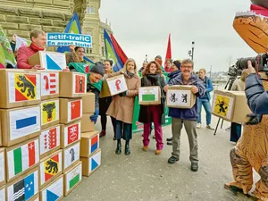 Mit 100'000 Unterschriften – doppelt so viele als nötig – wurde das «Referendum gegen den Autobahn-Bauwahn» vor der Bundeskanzlei in Bern eingereicht.