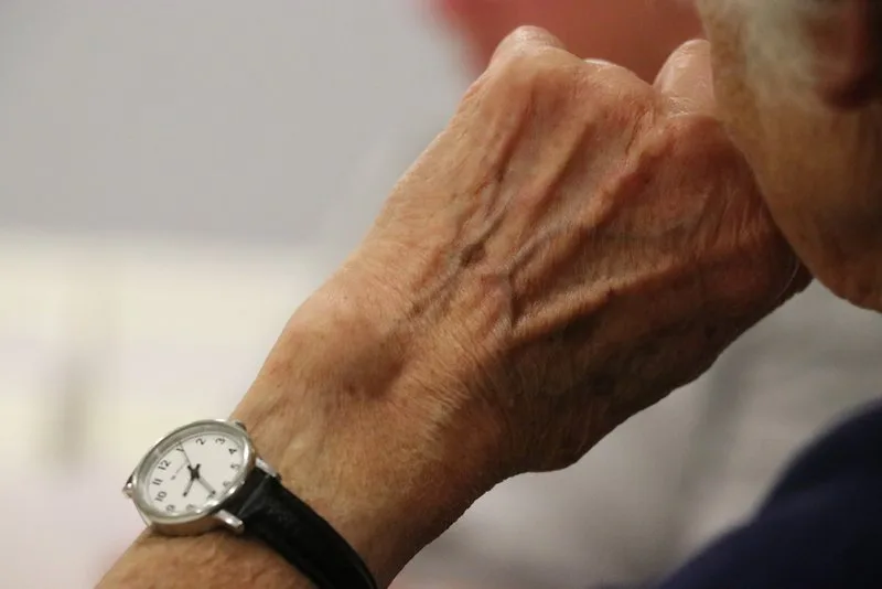 Alter_Zeit-800px Bei den Vorbereitungen zur Hofübergabe und bei einer möglichen Anstellung nach dem Pensionsalter müssen sich LandwirtInnen mit der AHV befassen.