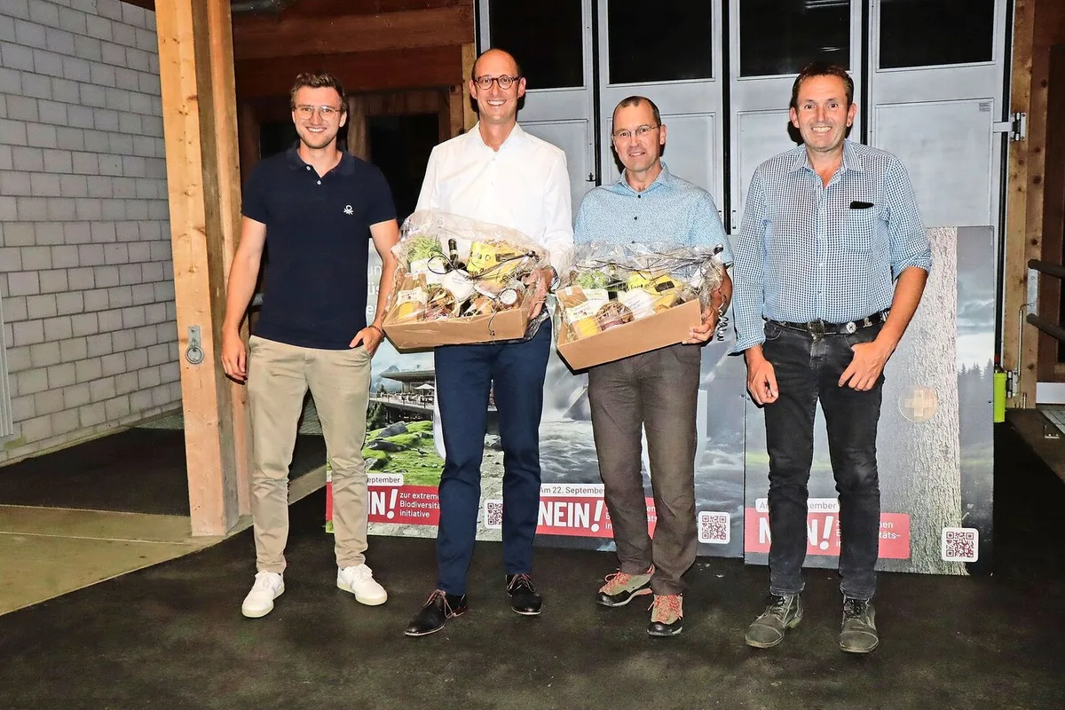 Johannes Meier, Präsident Junglandwirte Graubünden-Glarus, diskutierte mit Nationalrat Martin Candinas, Biologe Marcel Züger und Thomas Roffler (v. l. n. r).