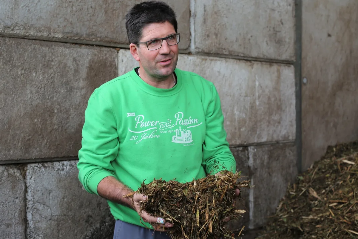 066d74ea99d18854be81c3427a53804d0e477be6 Rainer Bossert, Inhaber des Biomasse-Hofs, zeigt, wie das Grüngut nach einem Häckseldurchgang aussieht. Er beschäftigt insgesamt sechs Mitarbeiter. (Bilder lid/cn)