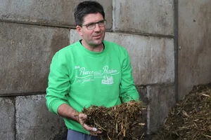 Rainer Bossert, Inhaber des Biomasse-Hofs, zeigt, wie das Grüngut nach einem Häckseldurchgang aussieht. Er beschäftigt insgesamt sechs Mitarbeiter. (Bilder lid/cn)