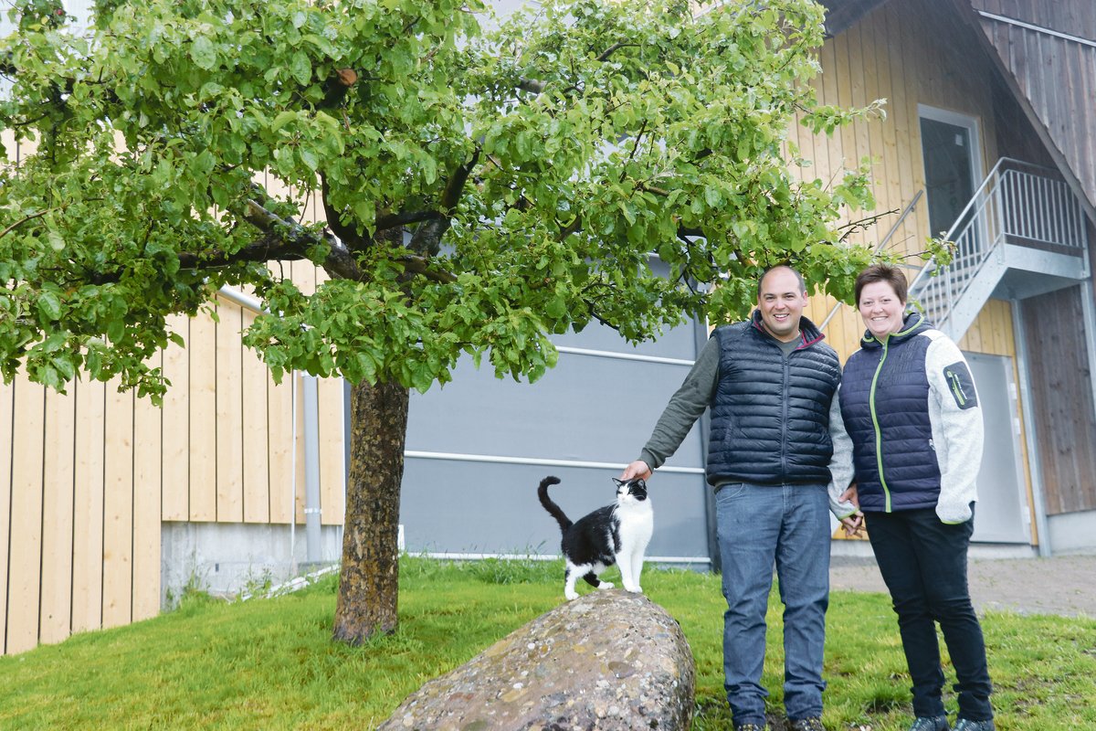 Erika und Christoph Gehrig freuen sich auf Gäste: Rechts geht es die Treppe hoch zur Eventwerkstatt, im Gebäude links unten entsteht der Genuss-Hofladen.(Bild Ruth Aerni)