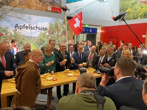Agrarminister Guy Parmelin mass sich mit der deutschen Amtskollegin Julia Klöckner im Umgang mit der Tête de Moine-Girolle. (Bild akr)