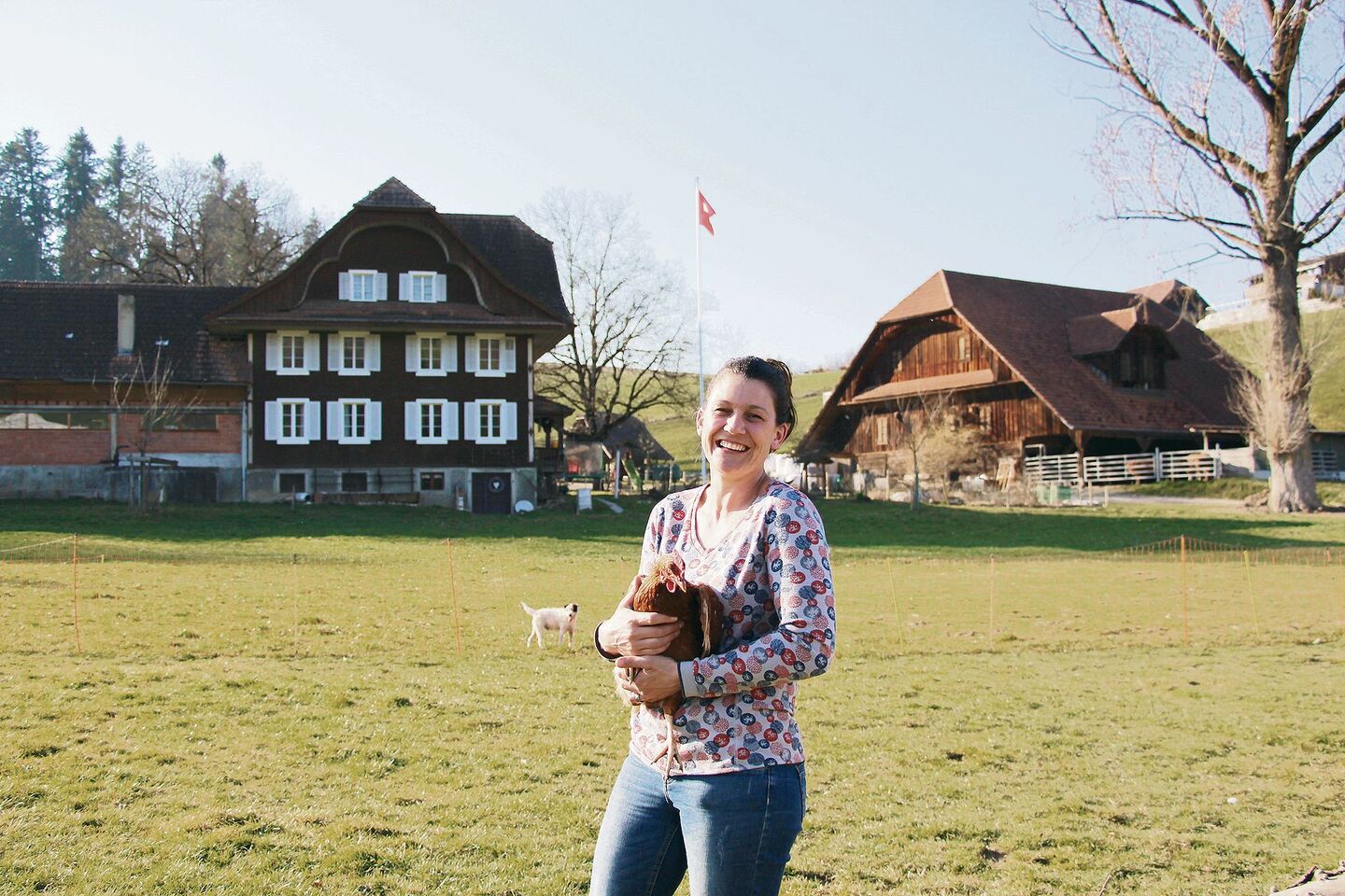 Donata Kurmann lebt ihren Traum. Zusammen mit ihrem Mann André, ihren Kindern und ihren Hühnern wohnt und arbeitet sie heute zufrieden auf dem Hof Feld.