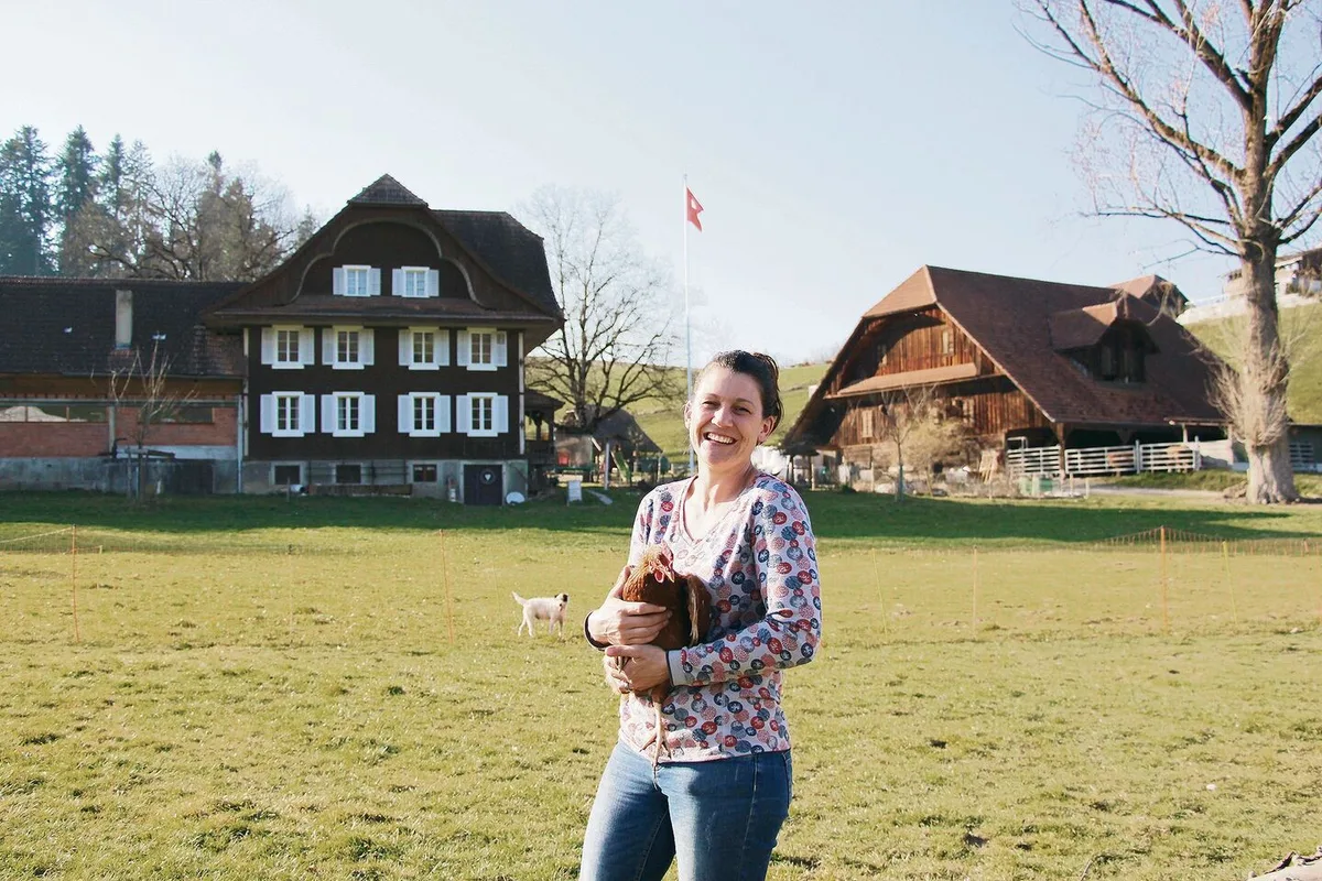 Donata Kurmann lebt ihren Traum. Zusammen mit ihrem Mann André, ihren Kindern und ihren Hühnern wohnt und arbeitet sie heute zufrieden auf dem Hof Feld.