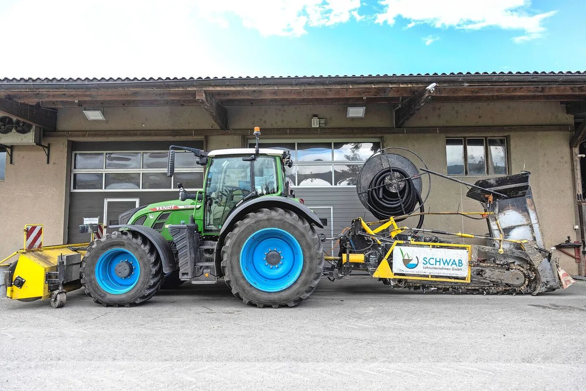 Das Spezielle sind nicht nur die blauen Felgen des Fendt, sondern die selbst umgebaute Grabenfräse. Sie kann einen zwei Meter tiefen Graben fräsen.