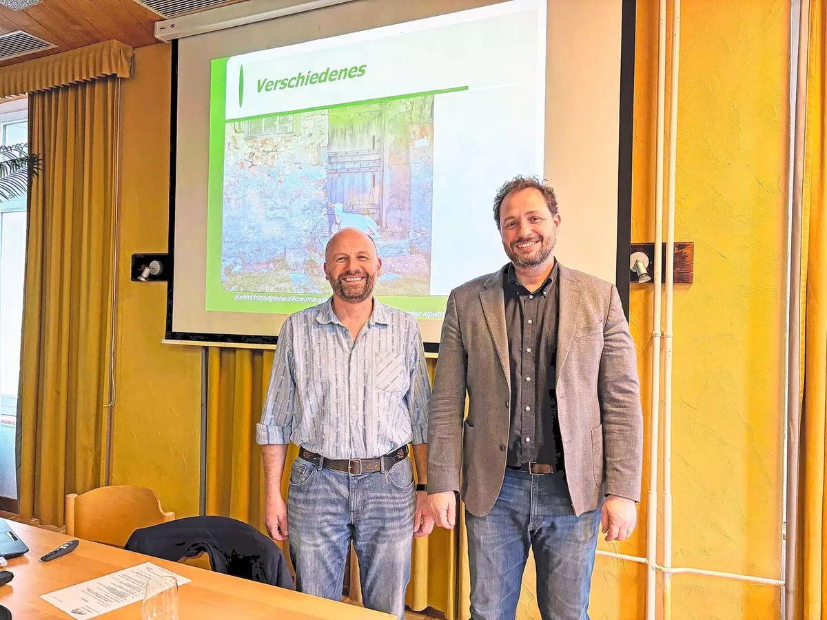 0fb4d9d2f97dc4adc3866a992c45e220e262c21c01c721c846fc4ce3e89aa883 Elmar Zbinden (l.), Vizepräsident des Freiburgischen Alpwirtschaftlichen Vereins (FAV), und Frédéric Ménétrey, Sekretär des FAV, am jährlichen Winterkurs.