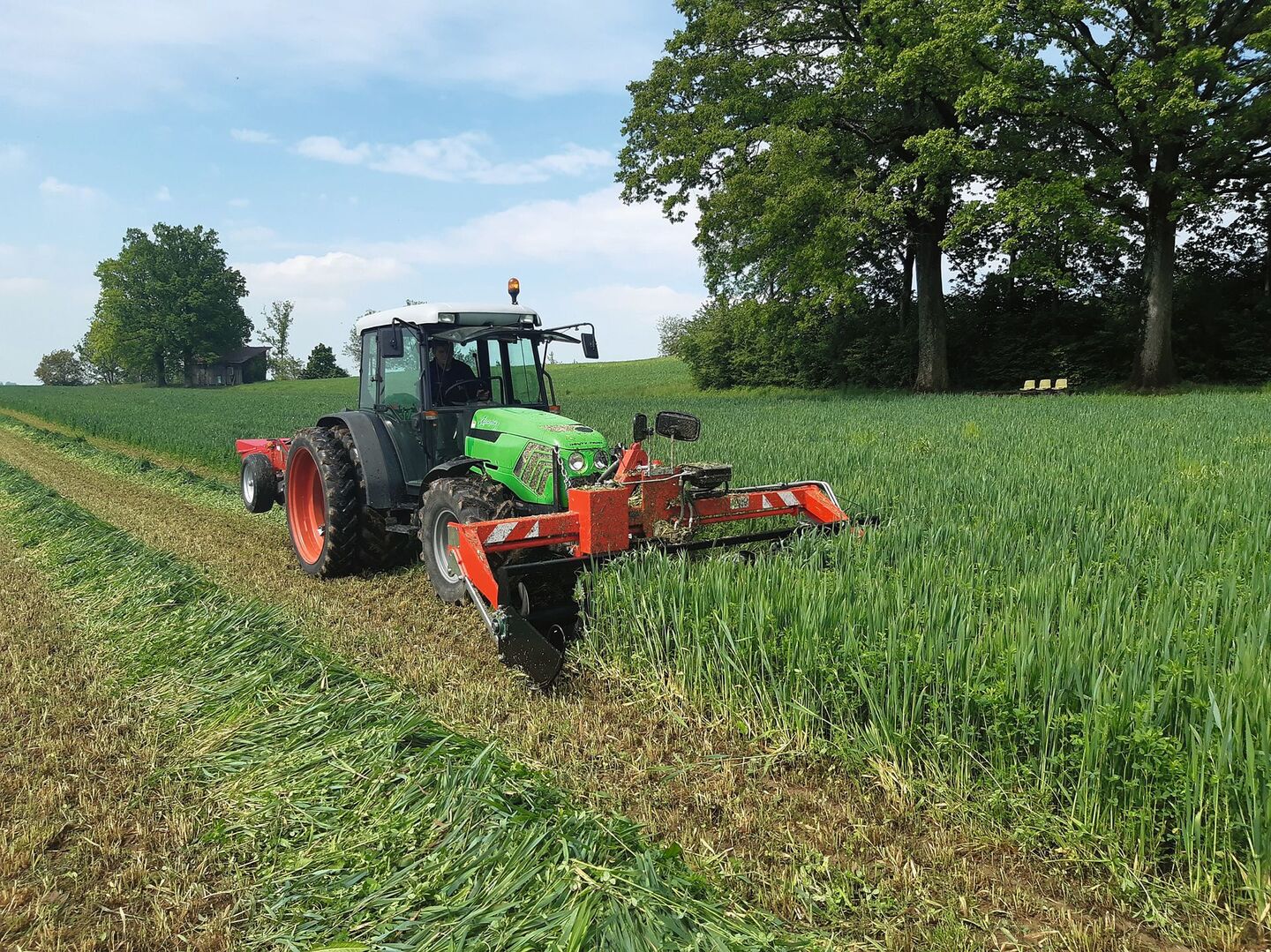 Das Doppelmessermähwerk am Frontanbau verfügt über eine eigene Bordhydraulik. Üblicherweise erfolgt der Antrieb bei genügender Ölförderleistung direkt ab Traktorhydraulik. Mit einer Schnecke wird ein Schwad geformt.