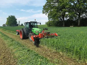 Das Doppelmessermähwerk am Frontanbau verfügt über eine eigene Bordhydraulik. Üblicherweise erfolgt der Antrieb bei genügender Ölförderleistung direkt ab Traktorhydraulik. Mit einer Schnecke wird ein Schwad geformt.