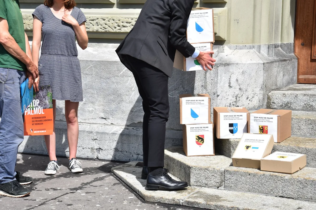 2d265b04456f270c48b3445a22dc6ef7af8f5ad1 Palmöl: Einreichung des Referendums gegen das Freihandelsabkommen mit Indonesien