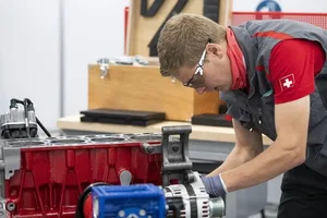 Christof Röllin ist konzentriert an der Arbeit. (Bild swiss-skills.ch)