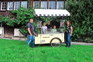 Stolz auf ihr Teschelatti-Vehikel sind Ernst und Monja Brunner mit den Kindern Selina, Ernst und Samira (v.l.). Auf dem Bild fehlt Tochter Angelina. Mit dem mobilen Glacestand vermarkten Brunners 20 Glacesorten.