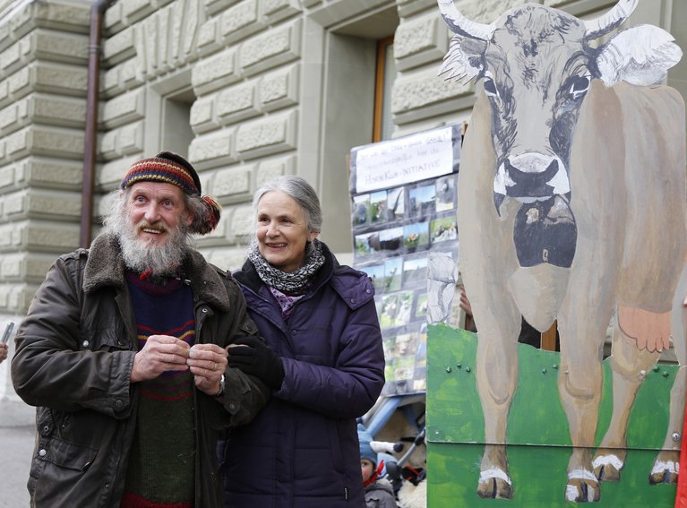 Armin Capaul zusammen mit seiner Frau Claudia bei der Einreichung der Hornkuh-Initiative im Jahr 2016. (Bild ji)