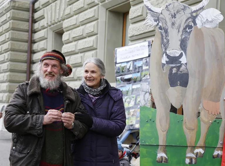 297636dd6a1defd772031d69e217ea6594271b12 Armin Capaul zusammen mit seiner Frau Claudia bei der Einreichung der Hornkuh-Initiative im Jahr 2016. (Bild ji)