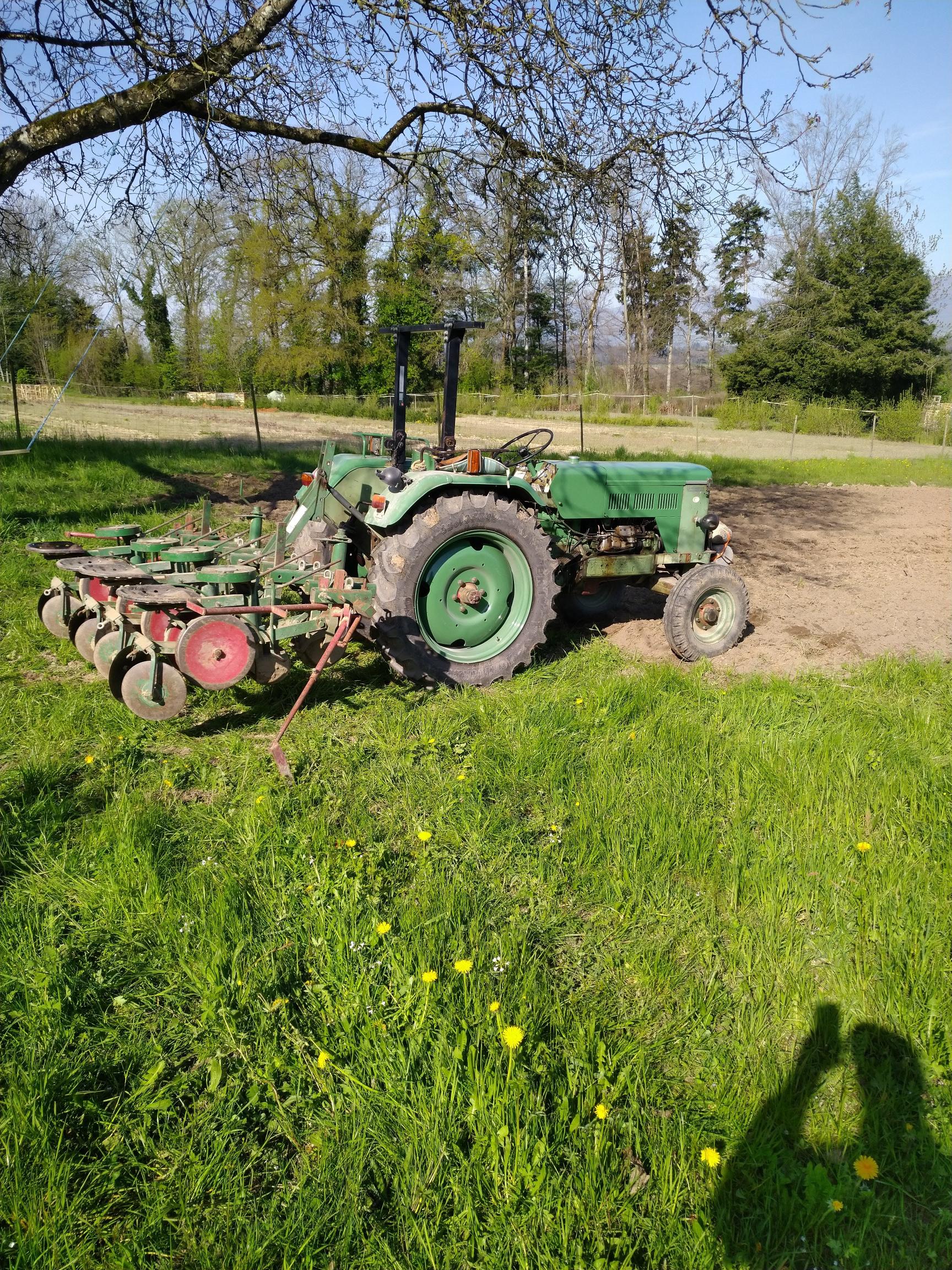 Der Traktor landete unglücklich in der Aare