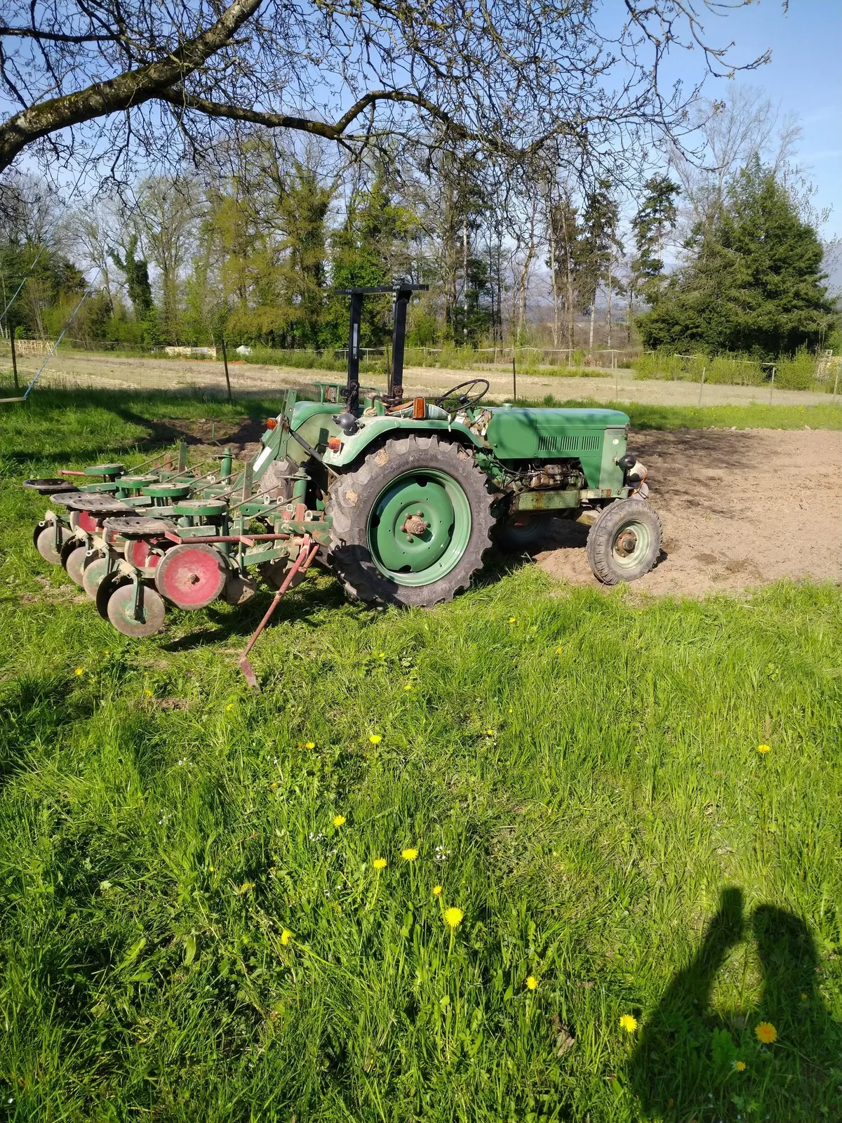 BZ-BET4-28-derWoche Der Traktor landete unglücklich in der Aare