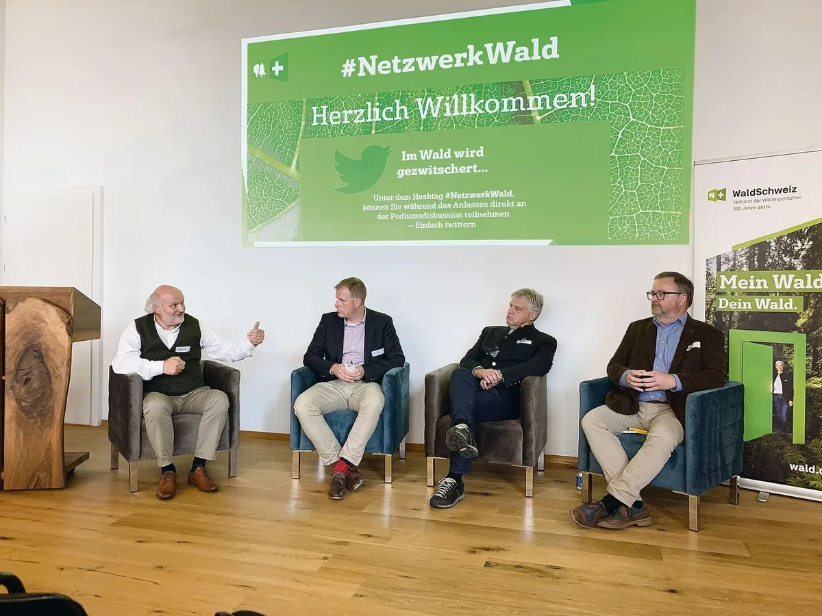 8252dc53134378f86dd3b8f0ff079d8416499cd7f84c300932b81665396f662d Podiumsdiskussion zu den Holzpreisen: (v. l. n. r.) Thomas Troger, Direktor Wald Schweiz, Moderator Florian Landolt, Ruedi Bachmann, Geschäftsführer Wald Zug, und Hansjörg Steiner, Präsident Holzbau Schweiz.