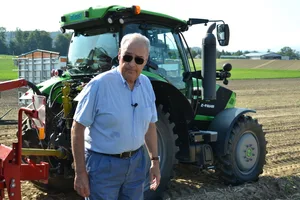 Guy Parmelin ist gelernter Landwirt und gab sich auch gerne praxisnah – hier beim Besuch eines Betriebs mit Legehennen nahe der Stadt Bern.