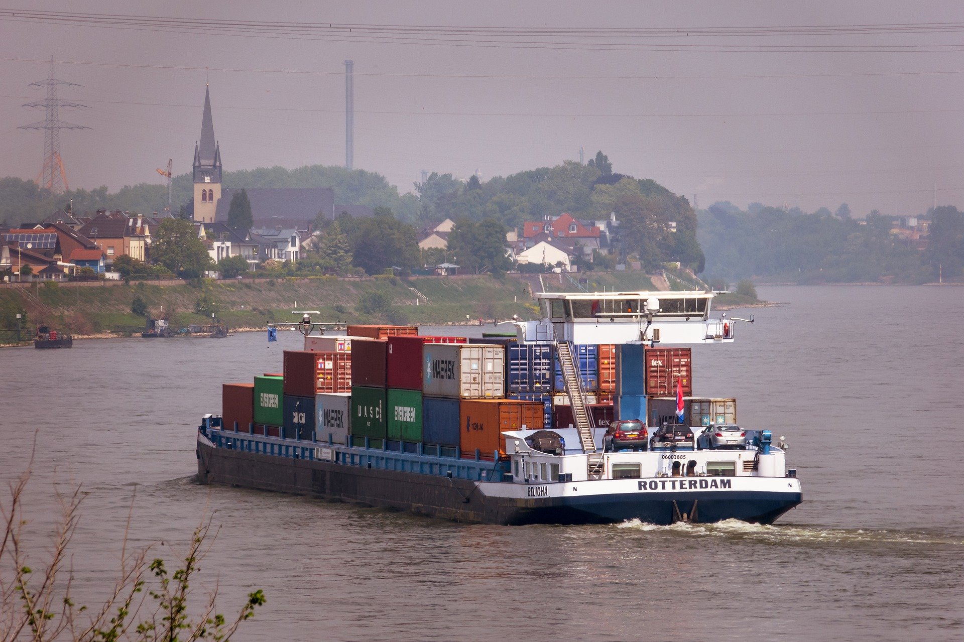 Über den Rhein werden etwa Rohstoffe für die Mischfutter-Industrie in die Schweiz geschifft. (Symbolbild PIxabay)