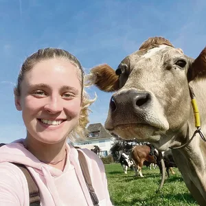 Olivia Mäder ist in der Ausbildung zur Landwirtin bei der Familie Krähenbühl in Greng FR.