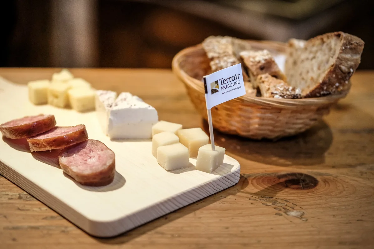 bd08e1ff7672606abe9edc46e60346dc52654c63 Greyerzer AOP, Vacherin Fribourgeois AOP und Freiburger Charcuterie- Spezialitäten und Backwaren bekommt zu Probieren, wer Freiburger Wein bestellt. (Bild zVg)