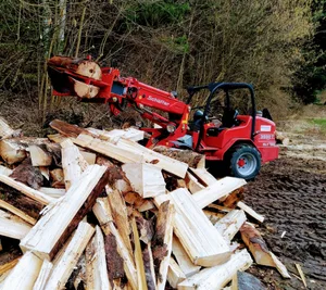 Ueli Wittwer (26) aus Zollbrück BE hat im Rahmen seiner Ausbildung den Turbo-Split gebaut. Dieser erleichtere das Holzspalten auf dem Hof enorm.